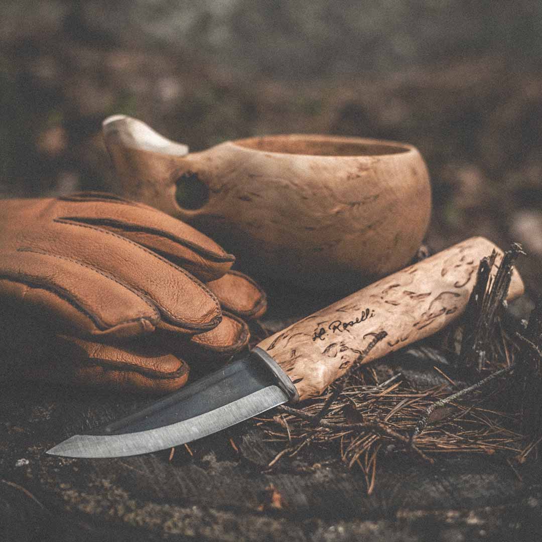 Handmade Finnish hunting knife from Roselli with a handle made out of curly birch