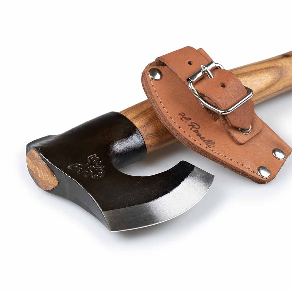 Roselli's Finnish handmade outdoor axe for wood splitting with a blade made of carbon steel and a handle made out of red elm.