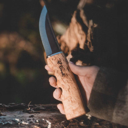 Handmade Finnish hunting knife from Roselli with a handle made out of curly birch